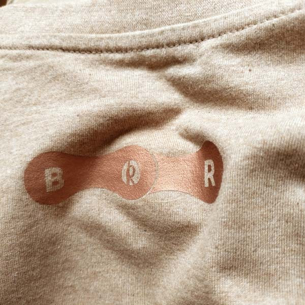 Détail dans le dos du T-shirt