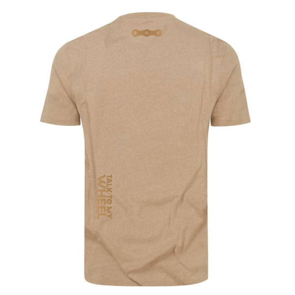 Dos du T-shirt avec détails du "Talk to my wheel" et logo dans le col avec effet cuivré